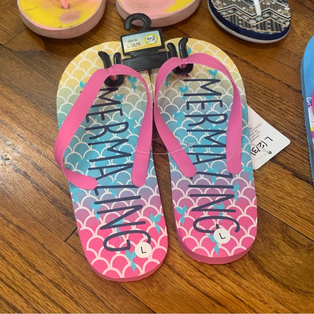 4 Pairs Girls Flip Flop Beach Sandal Shoes
2 / 3
NWT Mermaid & Rainbow
GUC Roxy - Picture 8 of 11